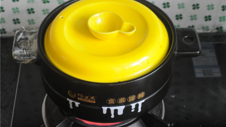 红烧鸡爪,盖上盖子大火烧开,小火炖煮至能用筷子轻易撮透鸡爪,即可收汁