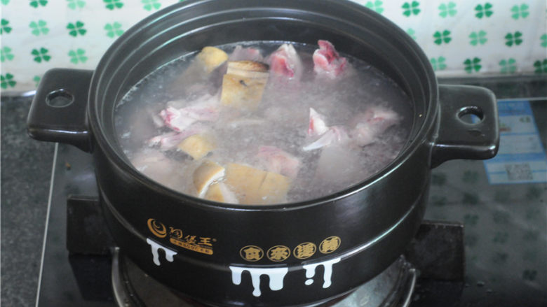 土豆羊排煲,<a style='color:red;display:inline-block;' href='/shicai/ 330'>羊排</a>放入砂锅,加入没过食材的冷水