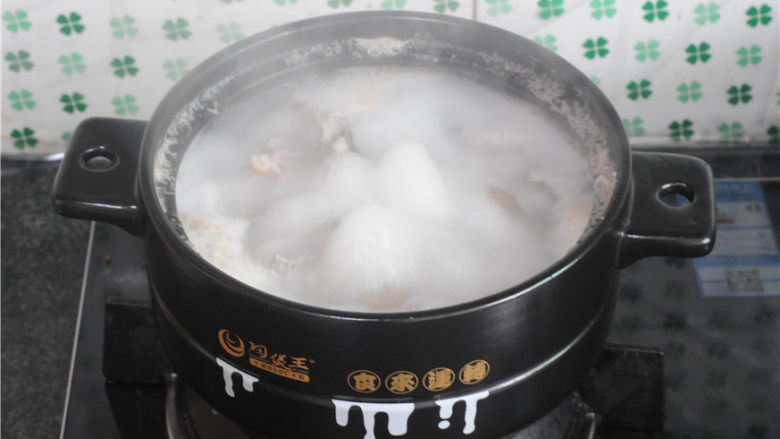 土豆羊排煲,煮至开锅后,将浮沫捞出来