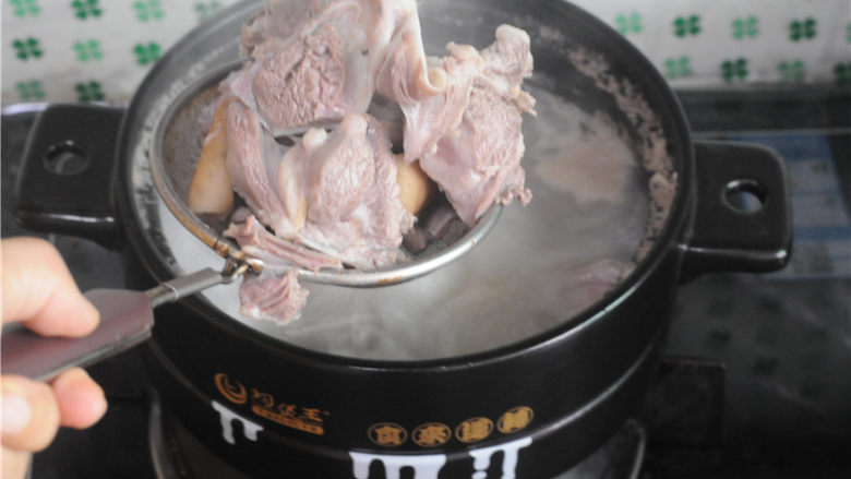 土豆羊排煲,羊排捞出,沥干水