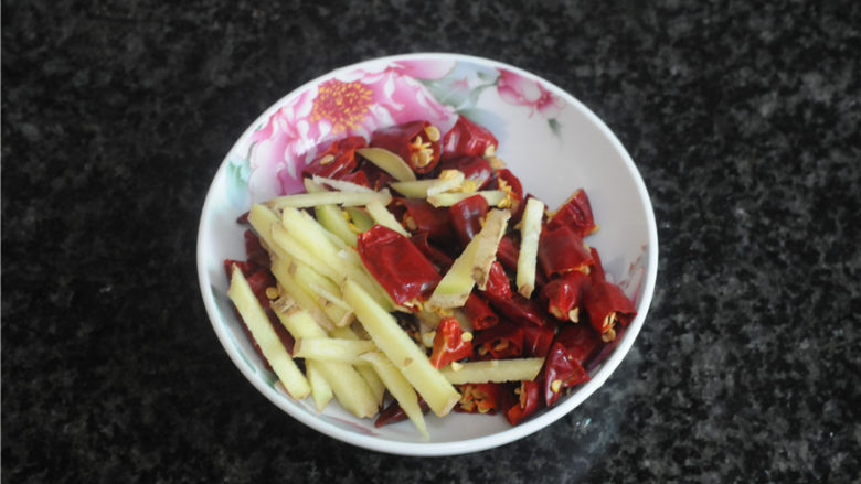 土豆羊排煲,生姜切丝,干辣椒切段