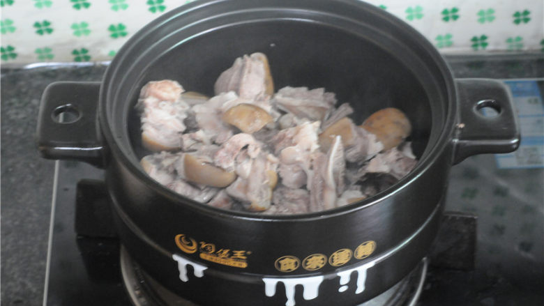 土豆羊排煲,砂锅放入少许油,将羊排倒进去翻炒至表面微微变黄