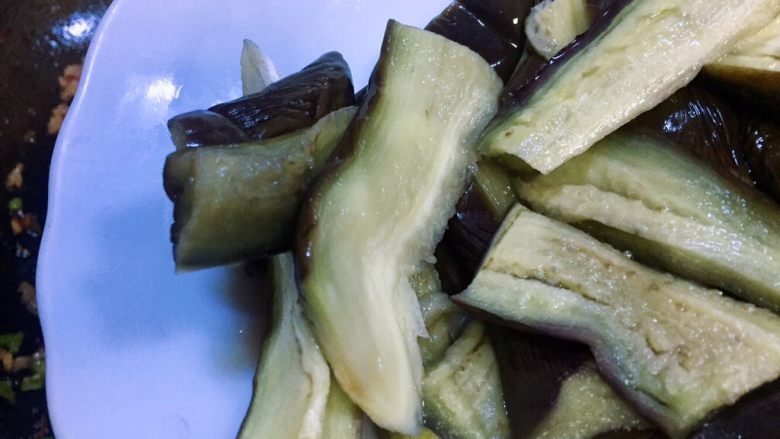 鱼香蚂蚁茄条,倒掉多余的水分,,放入锅