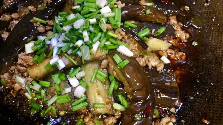 鱼香蚂蚁茄条,稍炒均,即关火