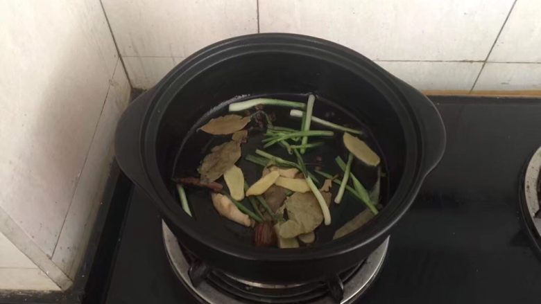 砂锅版豉油皇鸡,倒入除了鸡腿以外的所有材料,爆炒出香味。