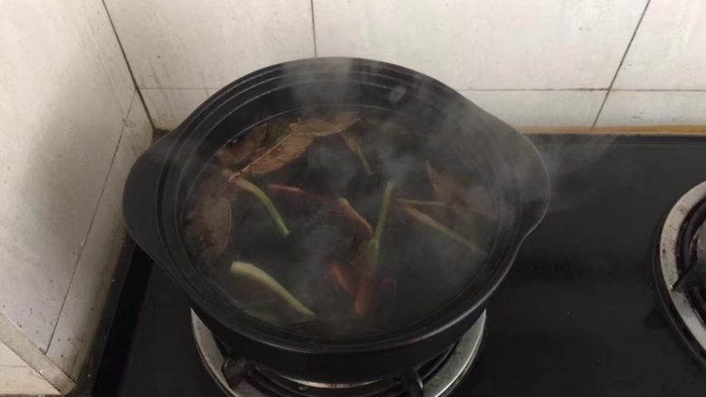 砂锅版豉油皇鸡,倒入清水(有高汤更好)和调味料,煮沸。