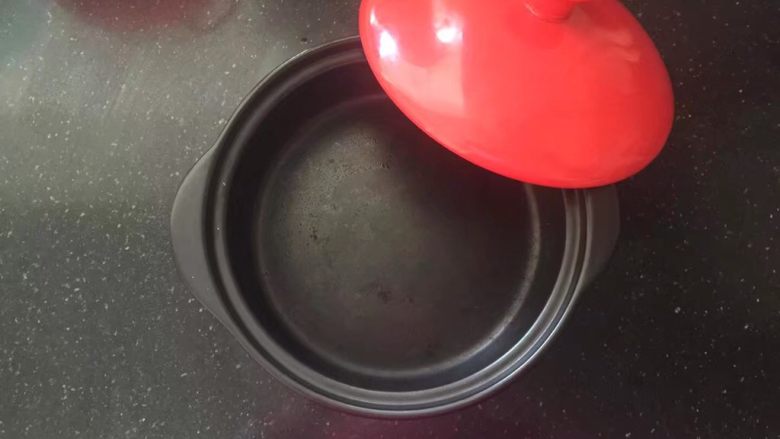 砂锅版豉油皇鸡,新入手的黑乐砂锅,冲洗干净,擦干水分,备用。