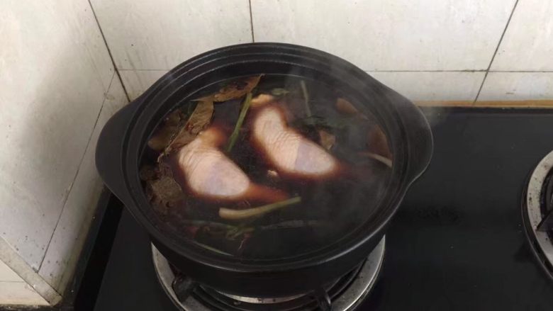 砂锅版豉油皇鸡,放入鸡腿,大火煮开。