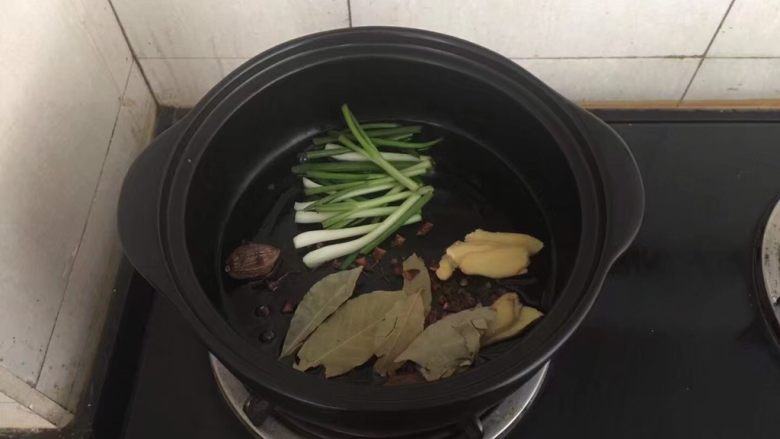 砂锅版豉油皇鸡,砂锅内倒入2大勺色拉油,大火烧热。