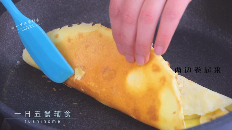 香蕉酸奶卷饼,再稍微煎一会两边卷起来。特别嫩容易断,没有韧性,不能卷来卷去,只能两边都卷到中间来。