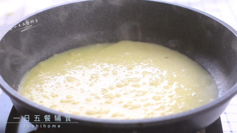 香蕉酸奶卷饼,不粘锅小火,将面糊倒入晃匀成大饼。