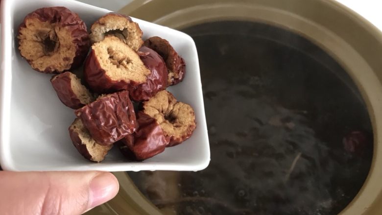 茶树菇老鸡汤~强身健体,加入洗净去核的红枣