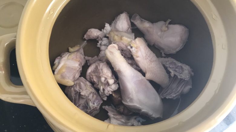 茶树菇老鸡汤~强身健体,飞水后沥干水分的鸡块放入汤锅里