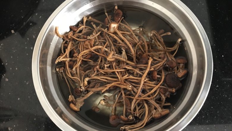 茶树菇老鸡汤~强身健体,茶树菇提前泡软