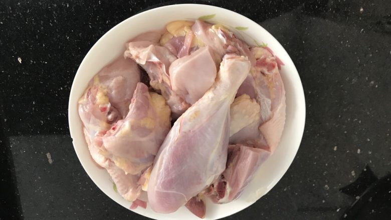 茶树菇老鸡汤~强身健体,母鸡洗干净,我还去了皮的,这个视个人喜好哈