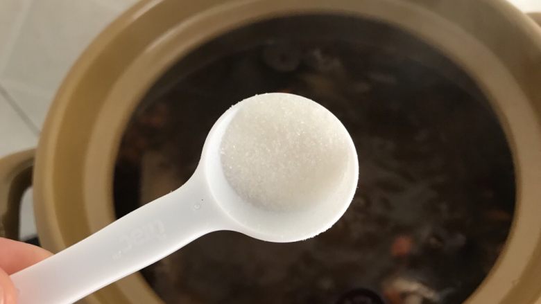 茶树菇老鸡汤~强身健体,最后加入少许盐调味就可美美享用了