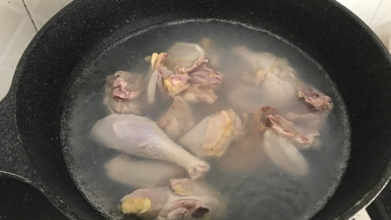 茶树菇老鸡汤~强身健体,烧一锅水,把母鸡飞水处理去杂质异味