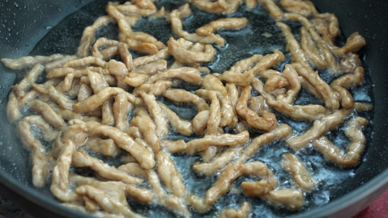 洋葱炒肉丝,锅中倒适量油烧热后,放入肉丝炒至断生盛出备用