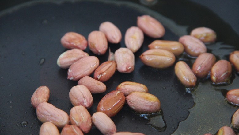 果仁菠菜,锅里热油，炸