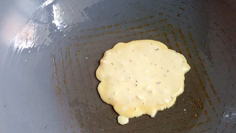 虾皮脆饼,然后用勺子将虾皮面糊舀一勺放入锅中(可以一手舀面糊,一手拿着锅把轻轻晃动锅),小火慢煎。