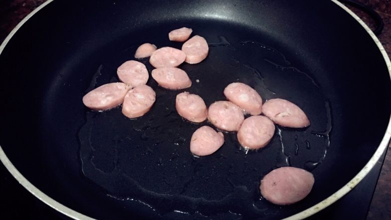热狗肠炒鸡蛋,锅中倒入油,放入热狗