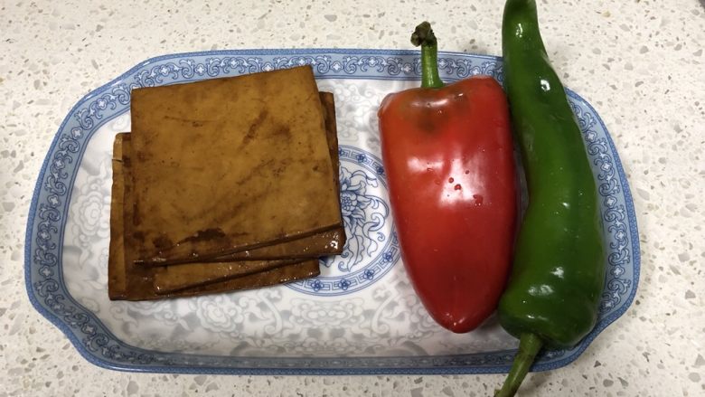 家常小炒|双椒豆腐干,准备好原材料,清洗干净
