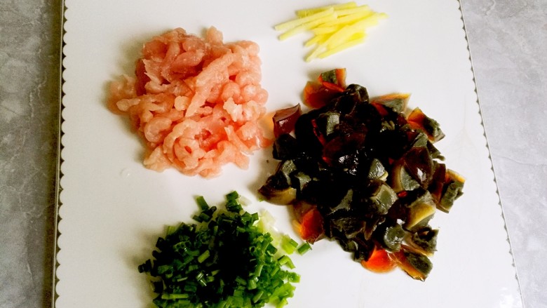 皮蛋瘦肉粥,姜切丝,葱切未,肉切丝,<a style='color:red;display:inline-block;' href='/shicai/ 1113'>松花蛋</a>切小块备用。