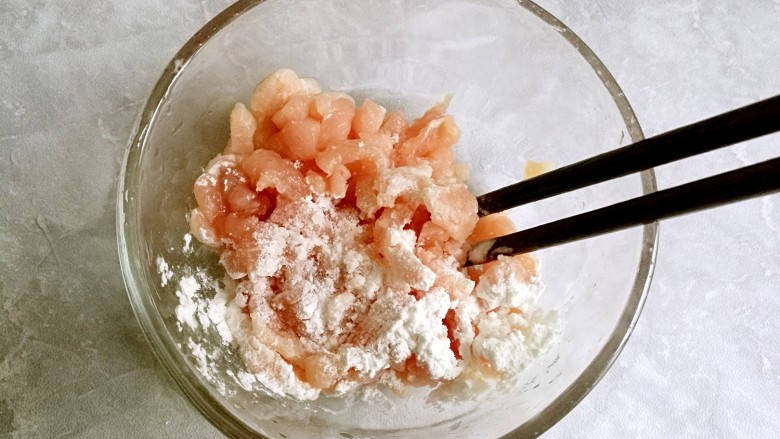 皮蛋瘦肉粥,切好的肉丝放在碗里,加入盐和淀粉搅拌均匀,如果太干可以适量加一点水。