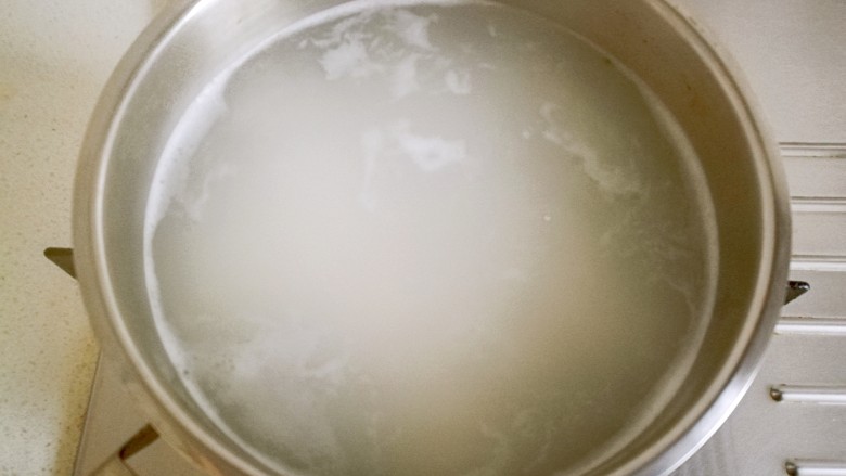 皮蛋瘦肉粥,用大火煮开后转小火煮20分钟。