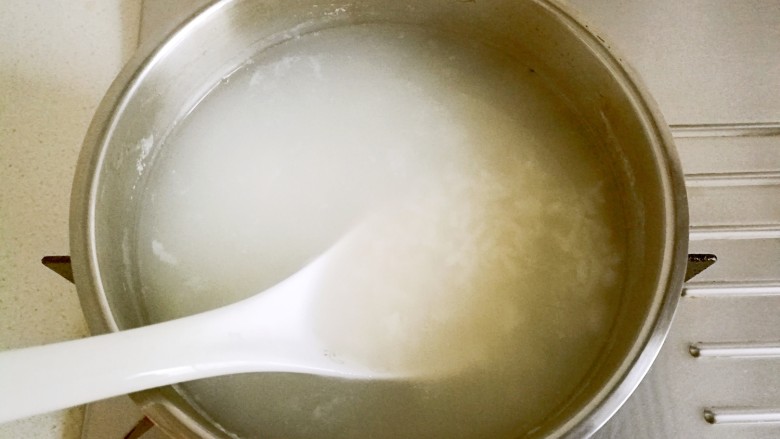 皮蛋瘦肉粥,20分钟后米粥会变的非常软烂香糯。