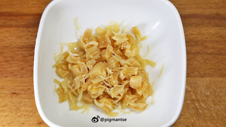 蚝香瑶柱双骨粥,用手将瑶柱揉碎,备用