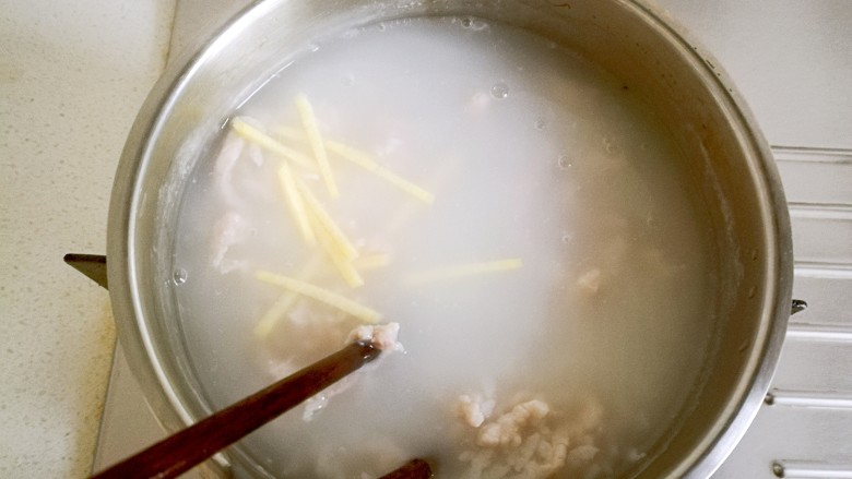 皮蛋瘦肉粥,再加入姜丝。
