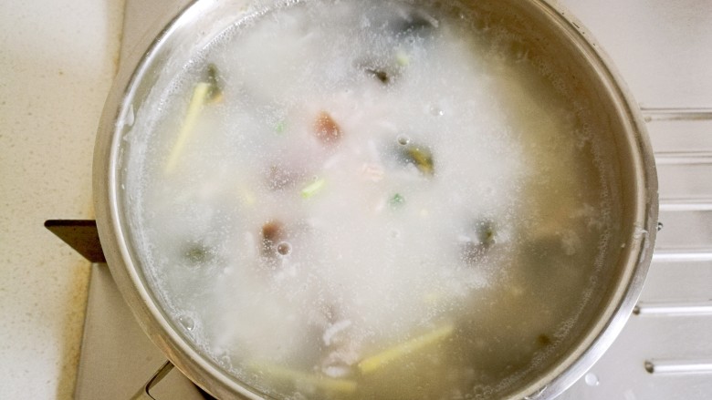 皮蛋瘦肉粥,搅拌均匀后继续煮5一6分钟