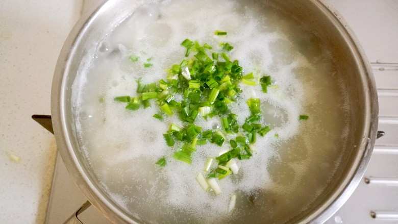 皮蛋瘦肉粥,然后加入葱未。