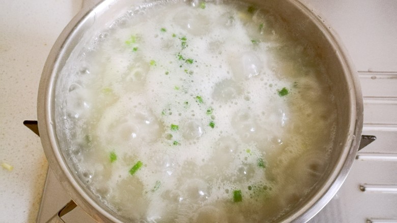 皮蛋瘦肉粥,搅拌均匀,再煮1分钟即可关火。
