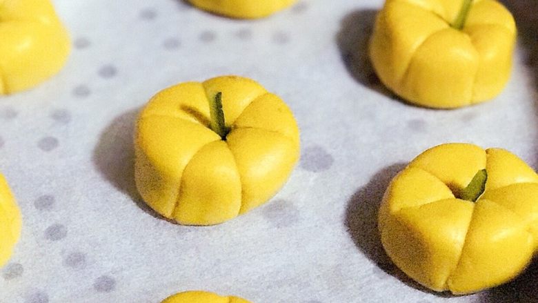 浅湘食光&软糯南瓜饼,用油纸垫蒸隔，如果粘可以刷点油，有间歇放入南瓜饼