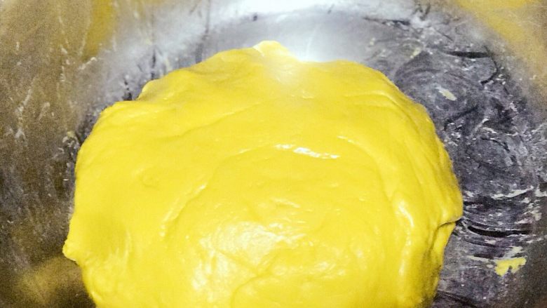 浅湘食光&软糯南瓜饼,此配方揉好的面团，光滑，稍有硬度（面团不易太软，可以按配方预留10-20g糯米粉，根据面团柔软度适当添加）