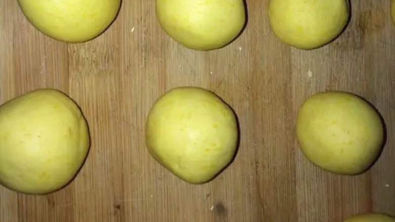 浅湘食光&软糯南瓜饼,将面团分为25-30g面团