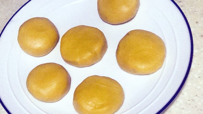 浅湘食光&软糯南瓜饼,可加入豆沙、巧克力等馅料，封口，揉圆，压扁