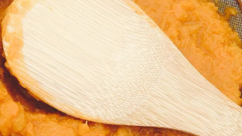 浅湘食光&软糯南瓜饼,用筛网压出多余水份