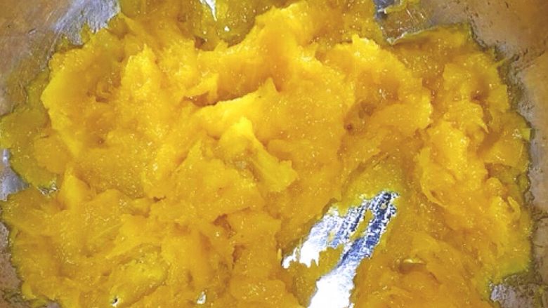 浅湘食光&软糯南瓜饼,将<a style='color:red;display:inline-block;' href='/shicai/ 520'>糯米粉</a>、淀粉、<a style='color:red;display:inline-block;' href='/shicai/ 10588'>糖</a>一次性放入南瓜中，揉成面团