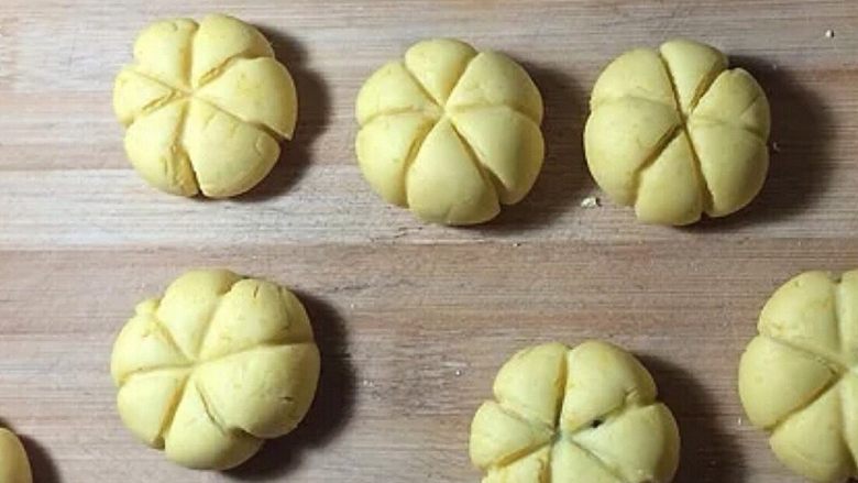 浅湘食光&软糯南瓜饼,压扁后用牙签压出三道线，稍微压深点，以免蒸进行熟后纹路变浅