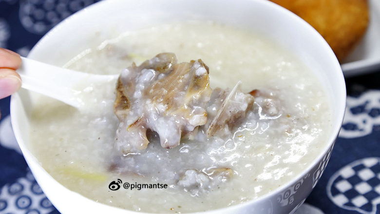 蚝香瑶柱双骨粥,一锅咸香鲜味的瑶柱双骨粥便完成了。盛上一碗,再配以‘咸煎饼’(广州名小吃),“真喺冇得弹”(真是没说的,非常棒)!