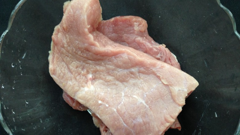 美味肉脯,取新鲜猪后腿瘦肉,洗净后沥干水份,最好用厨房纸巾吸干