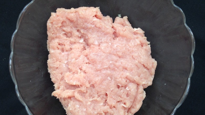 美味肉脯,把瘦肉剁成肉馅,要尽量剁得细腻,成粘稠状的肉糜(最好手工剁吧,用搅拌机搅碎也可以,可是口感可能会稍差些)
