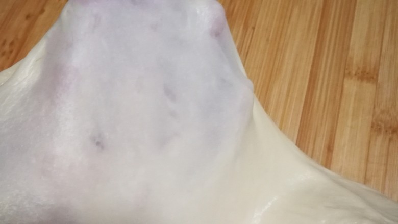 酸奶小餐包(一次发酵),检查一下出膜情况,能拉出薄、透不宜破的膜就可以了。