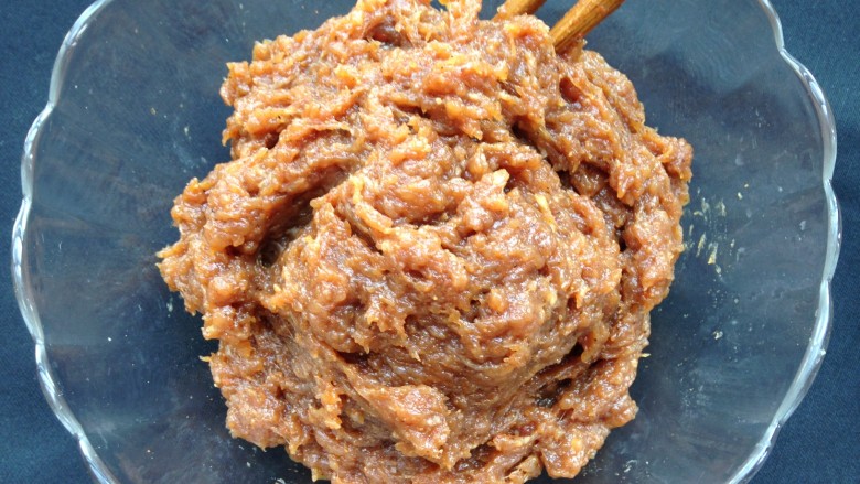 美味肉脯,用筷子将佐料和肉糜朝同一个方向搅拌,使肉馅起粘性,尽量搅拌久一点