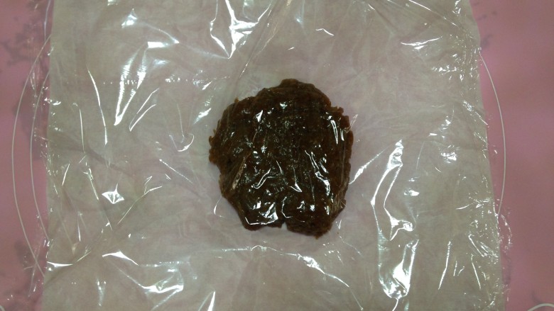 美味肉脯,肉馅拌好后,取一张跟烤盘大小一致的油纸,把肉馅放在油纸上,再盖一层保鲜膜(我用的是28*28的烤盘,方子的量刚好烤两炉,所以将肉馅分成2份分别做接下来的步骤)