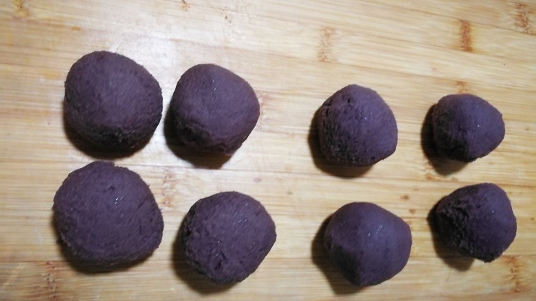 酸奶小餐包(一次发酵),要是包豆沙的话提前把豆沙揉成一个个的小圆球,大约每个30g左右。我做了8个豆沙包,8个原味包。
