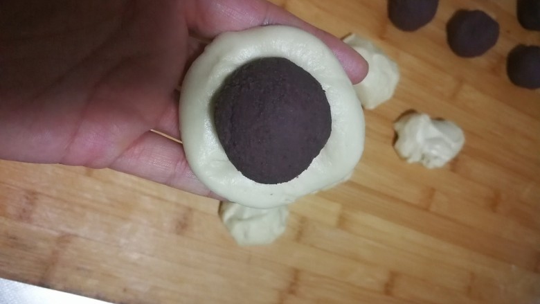酸奶小餐包(一次发酵),揉好的面团平均分成16份,揉圆。包豆沙的摁扁包入豆沙